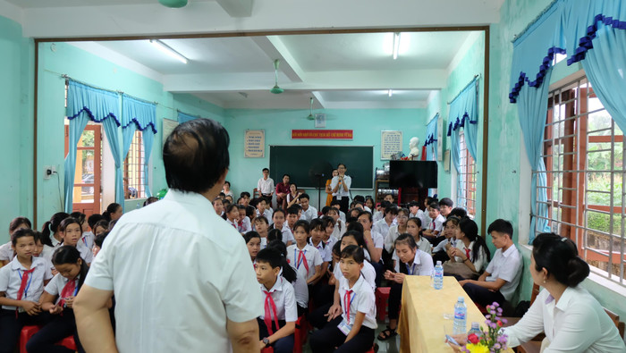 Giáo sư Nguyễn Lân Dũng cũng đã trả lời các câu hỏi của các em nhỏ, nhiều thắc mắc đầu đời đã được giáo sư Giải đáp. (Ảnh: LC)