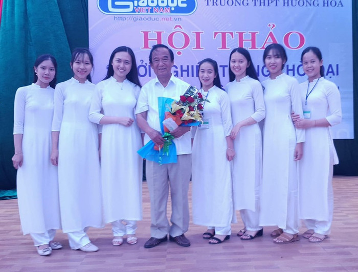 Giáo sư Nguyễn Lân Dũng chụp ảnh với nữ sinh của trường Hướng Hóa. (Ảnh: LC) Giáo sư Nguyễn Lân Dũng chụp ảnh với nữ sinh của trường Hướng Hóa. (Ảnh: LC)
