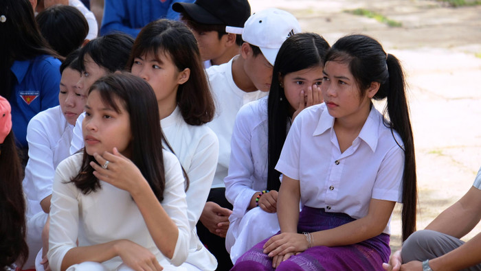 Các em học sinh người dân tộc Vân Kiều đặc biệt ấn tượng với GIáo sư Nguyễn Lân Dũng. (Ảnh: LC) Các em học sinh người dân tộc Vân Kiều đặc biệt ấn tượng với GIáo sư Nguyễn Lân Dũng. (Ảnh: LC)