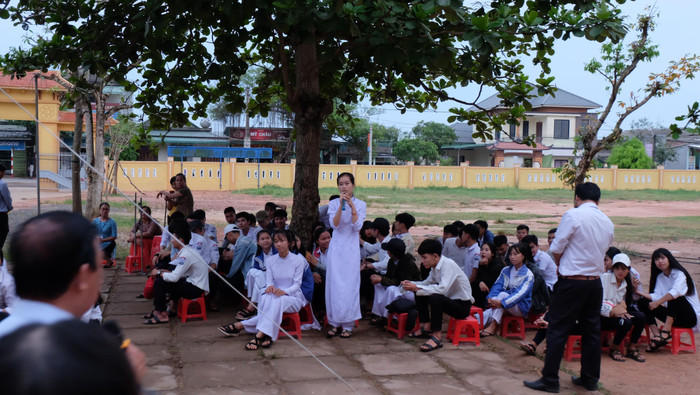 Những thắc mắc trước ngưỡng cửa cuộc đời đã được Giáo sư Nguyễn Lân Dũng giải đáp cho học trò trường Nguyễn Hữu Thận. (Ảnh: LC) Những thắc mắc trước ngưỡng cửa cuộc đời đã được Giáo sư Nguyễn Lân Dũng giải đáp cho học trò trường Nguyễn Hữu Thận. (Ảnh: LC)