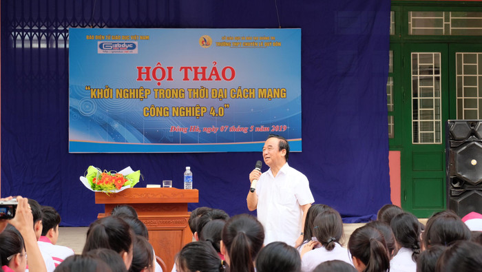 Sự gần gũi trong việc chia sẻ kiến thức của Giáo sư Nguyễn Lân Dũng đã gây ấn tượng mạnh với các em học sinh. (Ảnh: LC) Sự gần gũi trong việc chia sẻ kiến thức của Giáo sư Nguyễn Lân Dũng đã gây ấn tượng mạnh với các em học sinh. (Ảnh: LC)