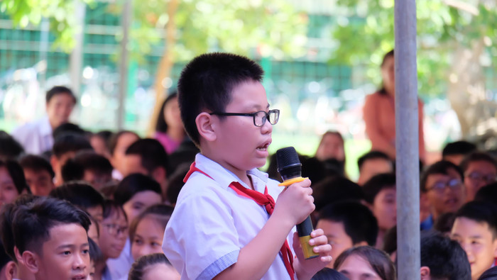 Nhiều câu hỏi hay, ý nghĩa đã được các em học sinh mang khăn quàng đỏ gửi tới Giáo sư Nguyễn Lân Dũng. (Ảnh: LC) Nhiều câu hỏi hay, ý nghĩa đã được các em học sinh mang khăn quàng đỏ gửi tới Giáo sư Nguyễn Lân Dũng. (Ảnh: LC)