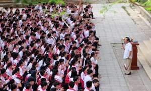 Buổi trò chuyện đặc biệt của Giáo sư Nguyễn Lân Dũng ở trường Nguyễn Hữu Thận ảnh 2 Buổi trò chuyện đặc biệt của Giáo sư Nguyễn Lân Dũng ở trường Nguyễn Hữu Thận ảnh 2