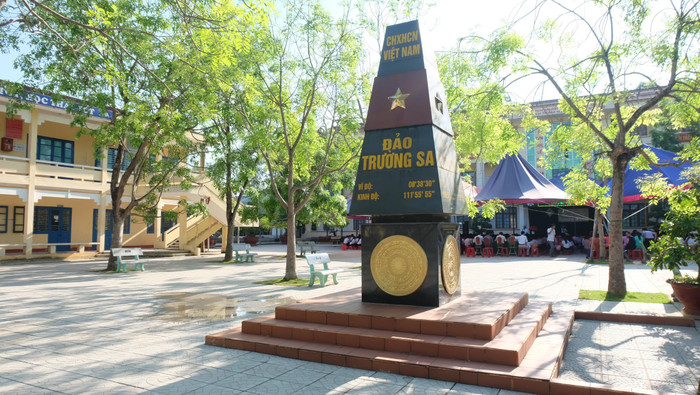 Giữa sân trường Thành Cổ, cột mốc chủ quyền biển đảo đã được dựng lên. (Ảnh: LC) Giữa sân trường Thành Cổ, cột mốc chủ quyền biển đảo đã được dựng lên. (Ảnh: LC)