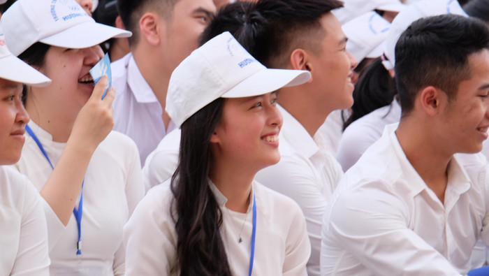 Cách truyền tải ân cần hài hước của Giáo sư Nguyễn Lân Dũng đã để lại những ấn tượng sâu sắc với các em học sinh. (Ảnh: LC) Cách truyền tải ân cần hài hước của Giáo sư Nguyễn Lân Dũng đã để lại những ấn tượng sâu sắc với các em học sinh. (Ảnh: LC)