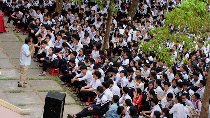 Sân trường ngày nay không còn là những hố bom đau thương nữa, sân trường ở Quảng Trị đã nhường lại màu xanh của bình yên và khát vọng tuổi trẻ. (ảnh: LC) Sân trường ngày nay không còn là những hố bom đau thương nữa, sân trường ở Quảng Trị đã nhường lại màu xanh của bình yên và khát vọng tuổi trẻ. (ảnh: LC)
