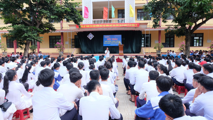 Giáo sư Nguyễn Lân Dũng đã chia sẻ nhiều kinh nghiệm quý đối với học sinh trường Cửa Tùng trong việc thực hiện ước mơ. (Ảnh: LC) Giáo sư Nguyễn Lân Dũng đã chia sẻ nhiều kinh nghiệm quý đối với học sinh trường Cửa Tùng trong việc thực hiện ước mơ. (Ảnh: LC)