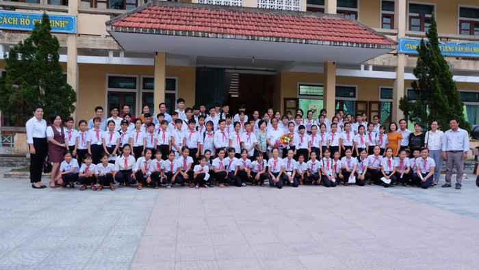 Các em học sinh trường Tiểu học và Trung học cơ sở Hải Tân đã có trải nghiệm bổ ích với Giáo sư Nguyễn Lân Dũng.(Ảnh: LC)