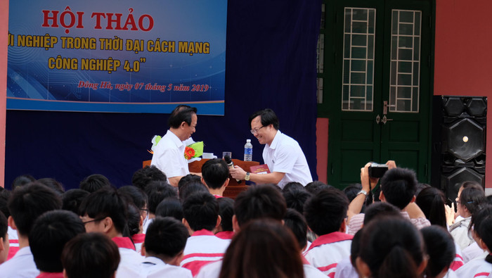 Những cuốn sách là món quà đầy ý nghĩa của Giáo sư Nguyễn Lân Dũng gửi tới các giáo viên trường chuyên Lê Quý Đôn. (Ảnh: LC) Những cuốn sách là món quà đầy ý nghĩa của Giáo sư Nguyễn Lân Dũng gửi tới các giáo viên trường chuyên Lê Quý Đôn. (Ảnh: LC)