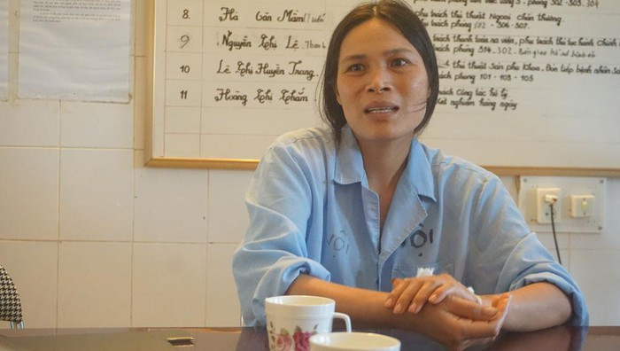 Cô giáo Trần Thị Thanh kể lại giây phút hung thủ gây án (Ảnh: Minh Hải/thanhnien) Cô giáo Trần Thị Thanh kể lại giây phút hung thủ gây án (Ảnh: Minh Hải/thanhnien)