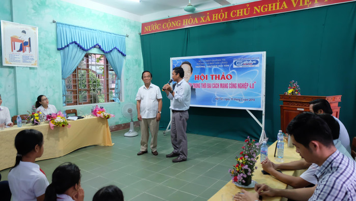 Đại diện nhà trường xúc động cám ơn Báo điện tử Giáo dục Việt Nam và Giáo sư Nguyễn Lân Dũng. (Ảnh: LC)