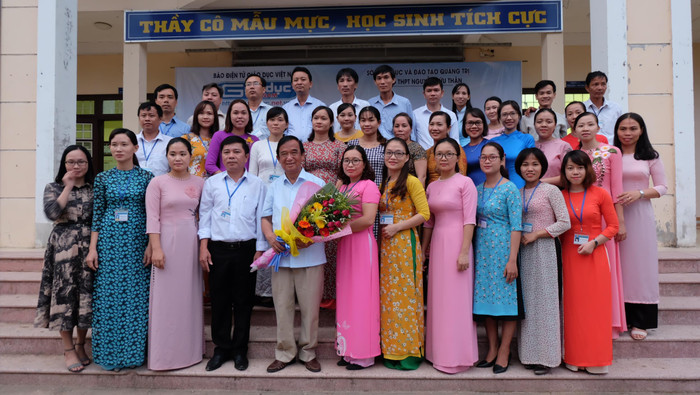 Tập thể nhà trường chụp ảnh lưu niệm với Giáo sư Nguyễn Lân Dũng. (Ảnh: LC) Tập thể nhà trường chụp ảnh lưu niệm với Giáo sư Nguyễn Lân Dũng. (Ảnh: LC)