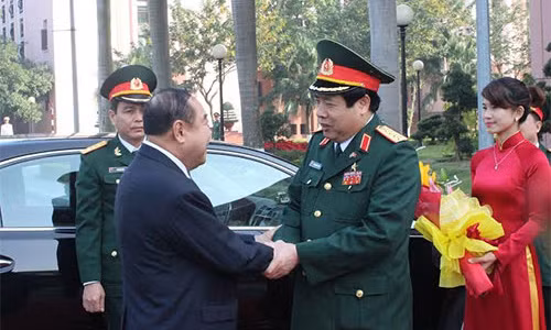 Bộ trưởng Quốc phòng Phùng Quang Thanh tiếp Phó Thủ tướng kiêm Bộ trưởng Quốc phòng Thái Lan Prawit Songsuwon. Ảnh: Vietnamnet.