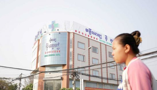 Một phụ nữ Campuhcia đi ngang qua bệnh viện Quốc tế Victoria, nơi đang quảng cáo rầm rộ dịch vụ phẫu thuật tái tạo màng trinh. Một phụ nữ Campuhcia đi ngang qua bệnh viện Quốc tế Victoria, nơi đang quảng cáo rầm rộ dịch vụ phẫu thuật tái tạo màng trinh.