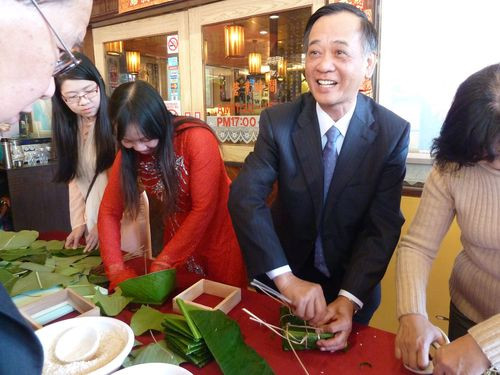 Ông Bùi Trọng Vân cùng các cán bộ nhân viên văn phòng Kinh tế Văn hóa Việt Nam tại Đài Bắc gói bánh chưng trước buổi tiệc chia tay. Ông Bùi Trọng Vân cùng các cán bộ nhân viên văn phòng Kinh tế Văn hóa Việt Nam tại Đài Bắc gói bánh chưng trước buổi tiệc chia tay.