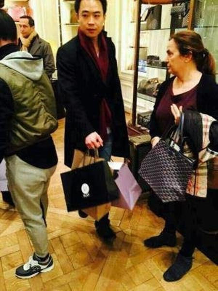 Bạc Qua Qua vẫn vui vẻ đi mua sắm hàng hiệu ở Mỹ khi cha mẹ đang ngồi tù.