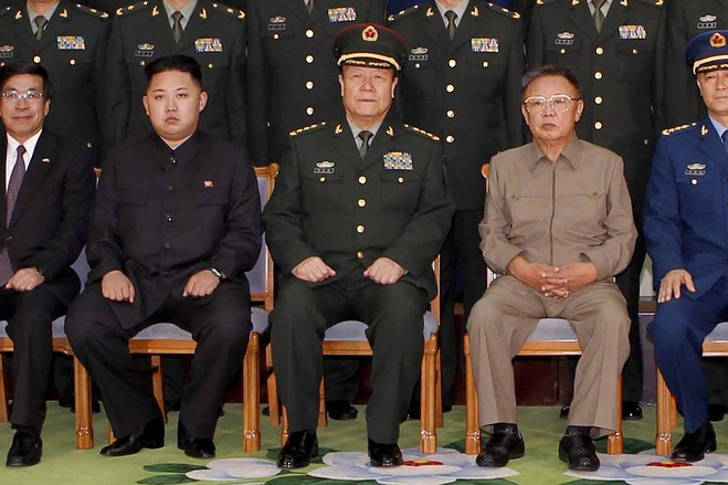 Quách Bá Hùng (giữa) chụp ảnh với 2 cha con nhà lãnh đạo Triều Tiên Kim Jong-un. Quách Bá Hùng (giữa) chụp ảnh với 2 cha con nhà lãnh đạo Triều Tiên Kim Jong-un.