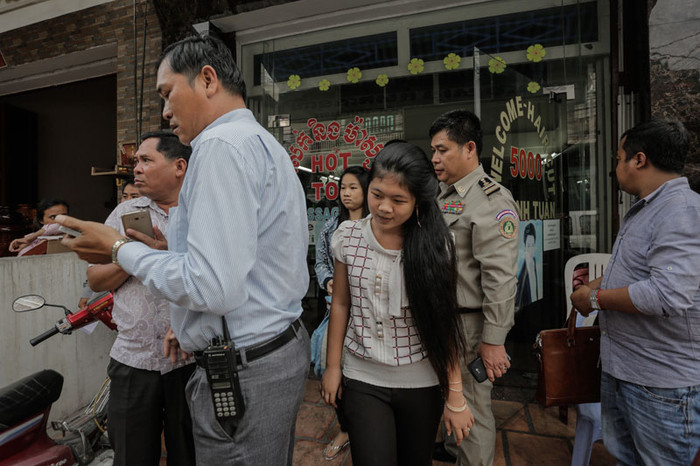 3 nữ nhân viên bị cảnh sát Phnom Penh đưa về đồn sau khi đột kích kiểm tra giấy tờ tại tiệm cắt tóc Thanh Tuấn. 3 nữ nhân viên bị cảnh sát Phnom Penh đưa về đồn sau khi đột kích kiểm tra giấy tờ tại tiệm cắt tóc Thanh Tuấn.