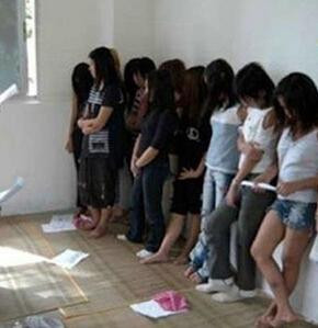 Nhóm "tú bà tuổi teen" đánh đập dã man nữ sinh lớp dưới ép họ bán trinh, nhưng đến nay vẫn chưa thấy bị xử lý. Nhóm "tú bà tuổi teen" đánh đập dã man nữ sinh lớp dưới ép họ bán trinh, nhưng đến nay vẫn chưa thấy bị xử lý.