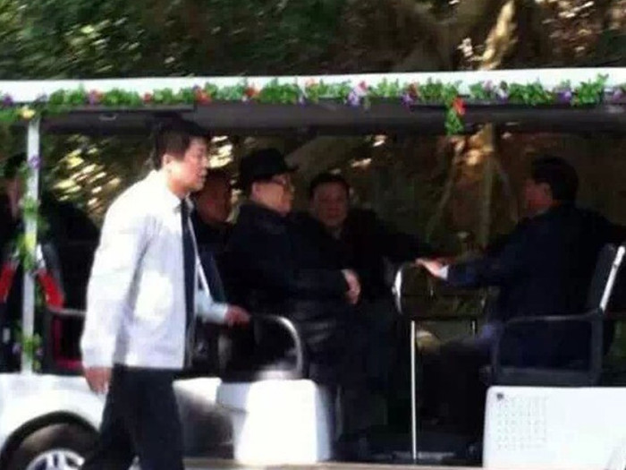 Hình ảnh được cho là ông Giang Trạch Dân (đội mũ) tới đảo Hải Nam du lịch mà không một tờ báo nhà nước nào của Trung Quốc đưa tin, các hình ảnh về chuyến đi này của ông trên internet cũng bị xóa, theo Đa Chiều. Hình ảnh được cho là ông Giang Trạch Dân (đội mũ) tới đảo Hải Nam du lịch mà không một tờ báo nhà nước nào của Trung Quốc đưa tin, các hình ảnh về chuyến đi này của ông trên internet cũng bị xóa, theo Đa Chiều.