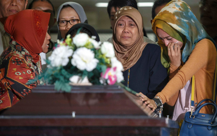 Thân nhân đau đớn bên quan tài người quá cố. Thân nhân đau đớn bên quan tài người quá cố.