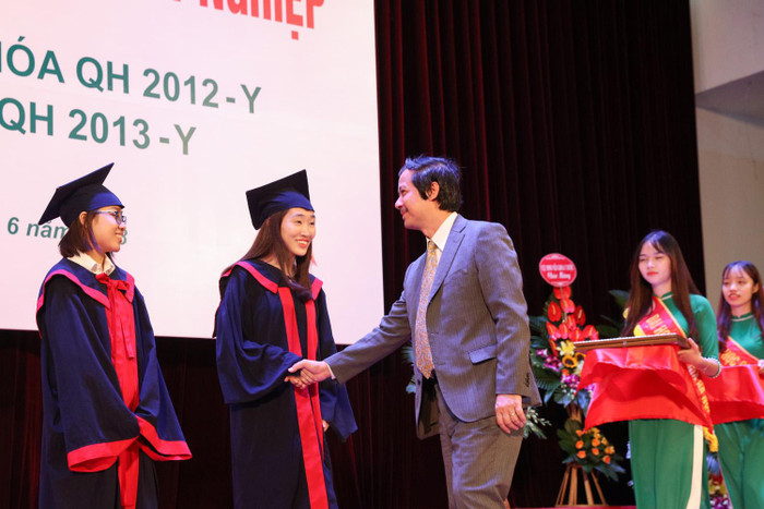 Thầy Nguyễn Kim Sơn chúc mừng các tân bác sĩ, dược sĩ của khóa đào tạo đầu tiên Khoa Y Dược, Đại học Quốc gia Hà Nội, ảnh minh họa, nguồn: VNU. Thầy Nguyễn Kim Sơn chúc mừng các tân bác sĩ, dược sĩ của khóa đào tạo đầu tiên Khoa Y Dược, Đại học Quốc gia Hà Nội, ảnh minh họa, nguồn: VNU.