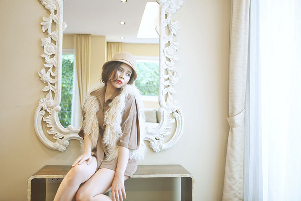 Trong clip, "bà mẹ trẻ" hóa thân thành một quý cô sang trọng và quyến rũ. Đây là món quà cô muốn dành tặng cho những khán giả đã ủng hộ trong suốt thời gian qua. Trong clip, "bà mẹ trẻ" hóa thân thành một quý cô sang trọng và quyến rũ. Đây là món quà cô muốn dành tặng cho những khán giả đã ủng hộ trong suốt thời gian qua.