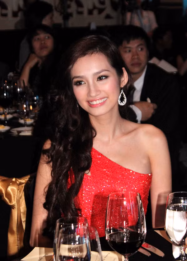 Trúc Diễm đến khá muộn vì mất nhiều thời gian cho việc make-up và chuẩn bị trang phục. Trở về từ cuộc thi Miss International 2011 với thành tích top 15, cô ngày càng được công chúng yêu mến. Dù có chút hiểu lầm phát ngôn về Á hậu Thúy Vy trong thời gian gần đây, nhưng Trúc Diễm đã lên tiếng giải thích.