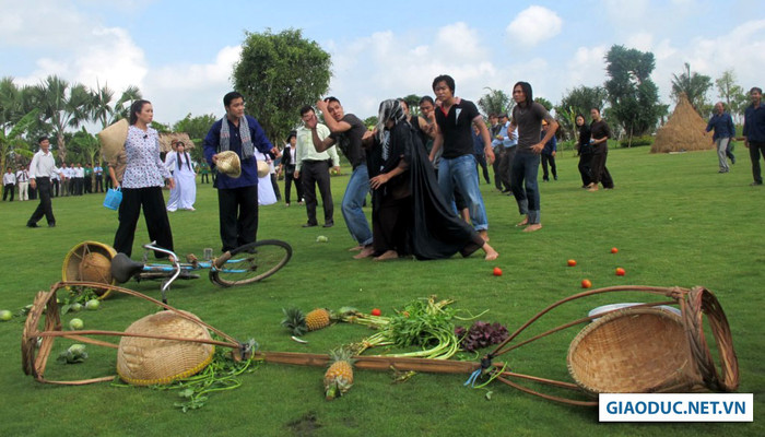 Một bóng ma xuất hiện… Một bóng ma xuất hiện…