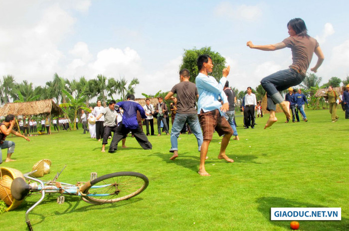 Bọn lưu manh ẩu đả cả với những thanh niên trong làng. Bọn lưu manh ẩu đả cả với những thanh niên trong làng.