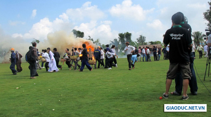 Bọn côn đồ đã đốt nhiều nhà trong làng. Bọn côn đồ đã đốt nhiều nhà trong làng.