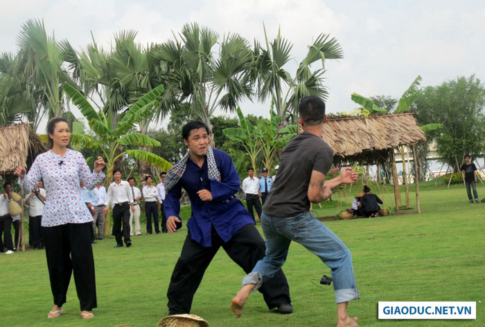 Không thể nhịn được nữa, Lý Hùng buộc phải rat tay nghĩa hiệp. Không thể nhịn được nữa, Lý Hùng buộc phải rat tay nghĩa hiệp.