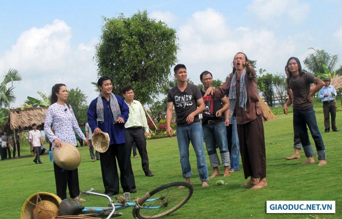 Sau khi cởi bỏ trang phục “ma”, Hoài Linh tiếp tục vào vai cha của Trịnh Kim Chi, mang đến cho khán giả nhiều tiếng cười sảng khoái. Sau khi cởi bỏ trang phục “ma”, Hoài Linh tiếp tục vào vai cha của Trịnh Kim Chi, mang đến cho khán giả nhiều tiếng cười sảng khoái.