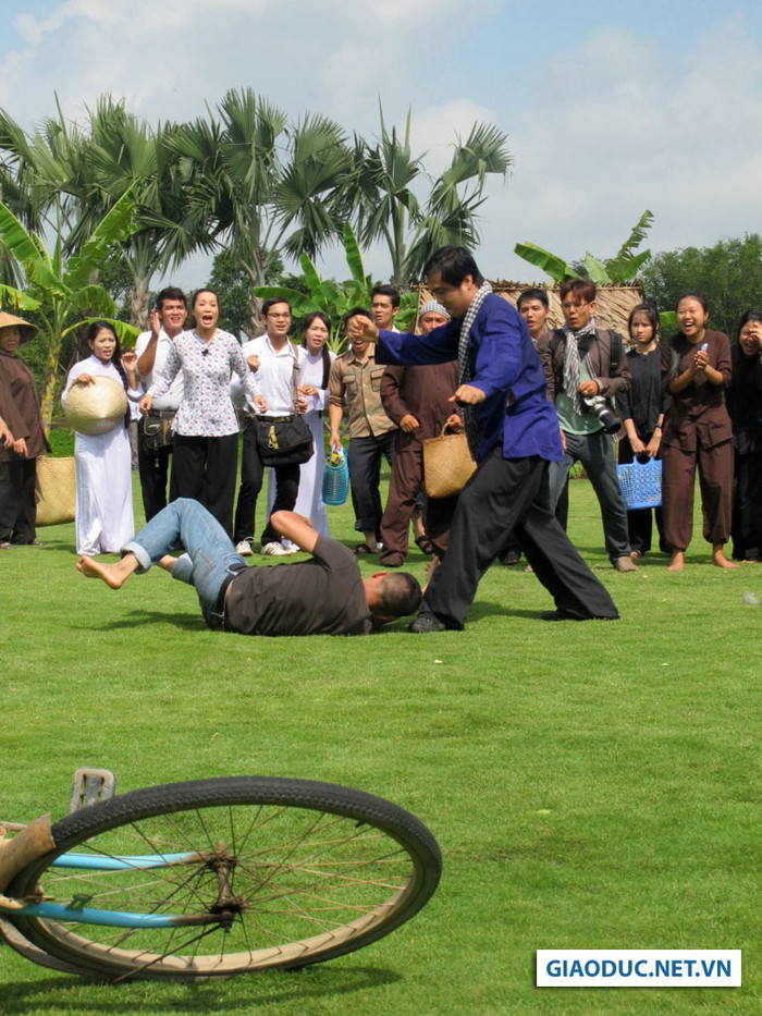 Lý Hùng đã hạ gục tên lưu manh. Lý Hùng đã hạ gục tên lưu manh.