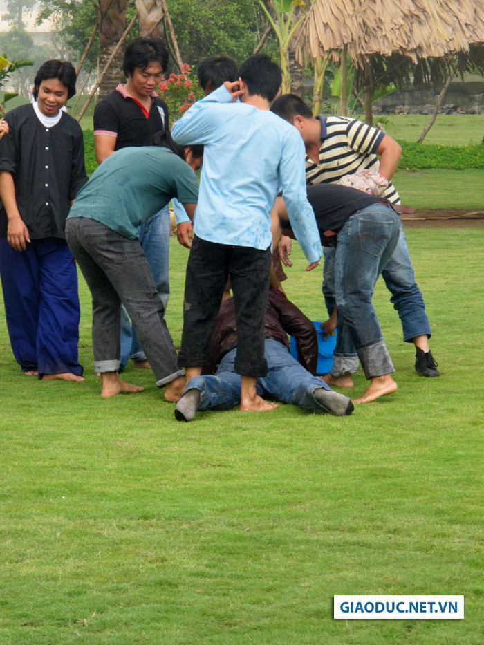 Người thanh niên bị nạn ngã xuống. Những nhân viên hậu đài dập tắt lửa cho anh thanh niên khi vai diễn hoàn tất. Người thanh niên bị nạn ngã xuống. Những nhân viên hậu đài dập tắt lửa cho anh thanh niên khi vai diễn hoàn tất.