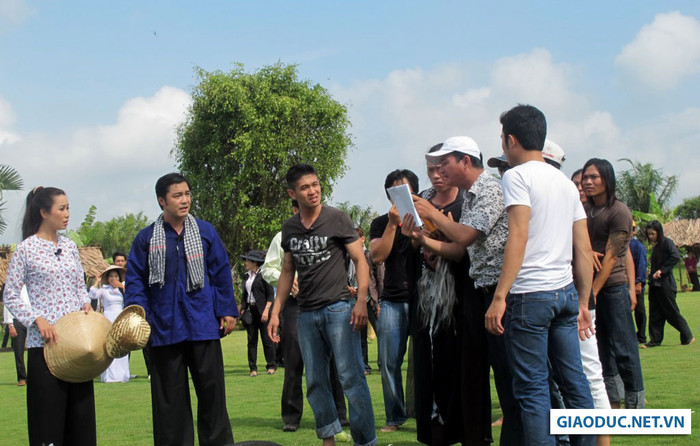 Sau khi đạo diễn Thành Kông giải thích: “Trong kịch bản quy định là một ông già gầy ốm trơ xương như ma, chứ làm gì có nhân vật ma?”, Hoài Linh mới biết mình nhầm (đây cũng là một tình huống trong kịch bản, giống như thật, khiến cho khán giả rất bất ngờ. Càng bất ngờ hơn khi đạo diễn cũng đang… diễn cho vai đạo diễn của mình). Sau khi đạo diễn Thành Kông giải thích: “Trong kịch bản quy định là một ông già gầy ốm trơ xương như ma, chứ làm gì có nhân vật ma?”, Hoài Linh mới biết mình nhầm (đây cũng là một tình huống trong kịch bản, giống như thật, khiến cho khán giả rất bất ngờ. Càng bất ngờ hơn khi đạo diễn cũng đang… diễn cho vai đạo diễn của mình).