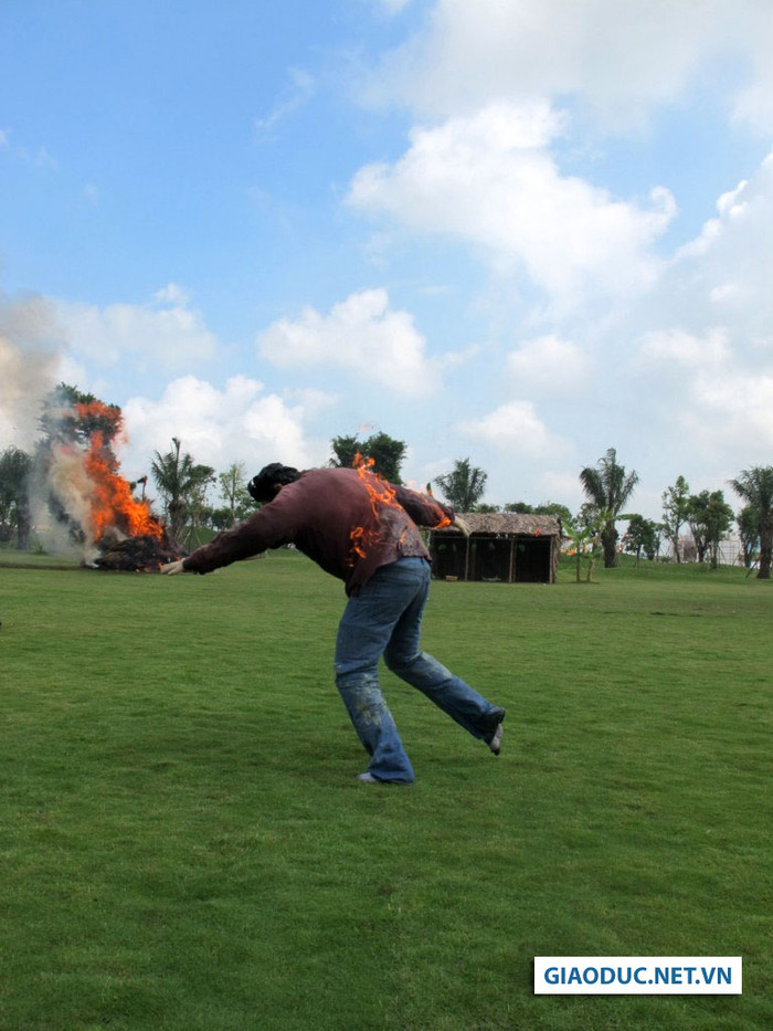Kịch tính lên đến đỉnh điểm: Một thanh niên bị bốc cháy chạy ra từ một ngôi nhà đang ngùn ngụt lửa. Kịch tính lên đến đỉnh điểm: Một thanh niên bị bốc cháy chạy ra từ một ngôi nhà đang ngùn ngụt lửa.