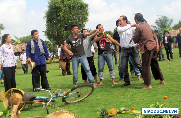 Hoài Linh xông vào đám côn đồ, bảo vệ con gái mình. Hoài Linh xông vào đám côn đồ, bảo vệ con gái mình.