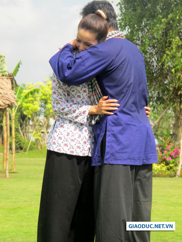 Lý Hùng và Trịnh Kim Chi ôm nhau trong hạnh phúc. Lý Hùng và Trịnh Kim Chi ôm nhau trong hạnh phúc.