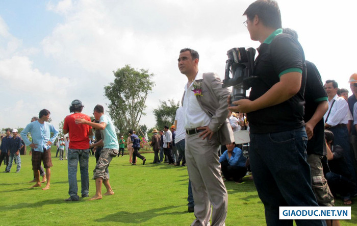 Diễn viên, MC Quyền Linh đứng quan sát một cách chăm chú. Diễn viên, MC Quyền Linh đứng quan sát một cách chăm chú.