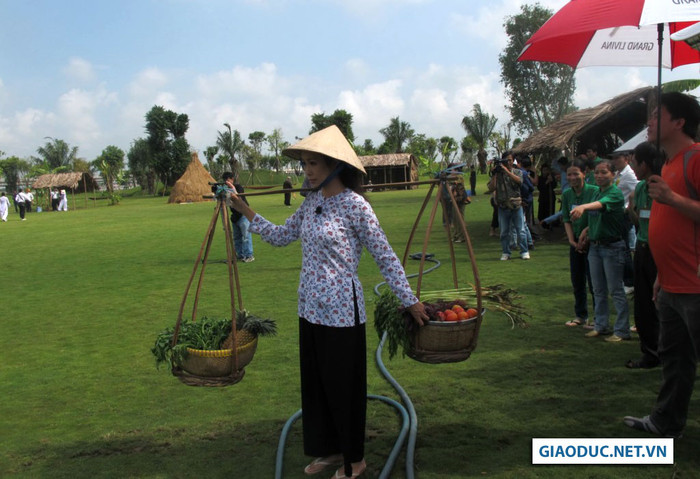 Buổi sáng tinh mơ, cô gái quê Trịnh Kim Chi gánh rau ra chợ bán. Buổi sáng tinh mơ, cô gái quê Trịnh Kim Chi gánh rau ra chợ bán.