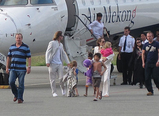 Nay họ đã là ông bố - bà mẹ kéo theo một đoàn con từ khắp thế giới, trở lại Việt Nam cho Pax Thiên thăm lại quê hương và đang tận hưởng kỳ nghỉ ở Côn Đảo. Nay họ đã là ông bố - bà mẹ kéo theo một đoàn con từ khắp thế giới, trở lại Việt Nam cho Pax Thiên thăm lại quê hương và đang tận hưởng kỳ nghỉ ở Côn Đảo.