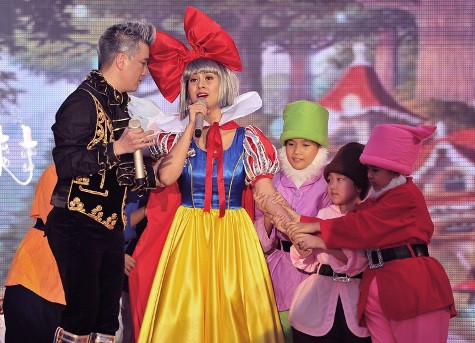 Mr Đàm và Kim Thư đã có màn hóa trang rất kỹ càng để vào vai Hoàng tử - Bạch Tuyết (Ảnh: Lý Võ Phú Hưng)