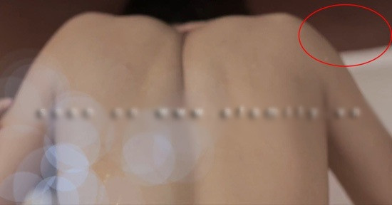 Và với những khung hình "nhẹ nhàng" hơn, thì rõ ràng được thực hiện trên giường