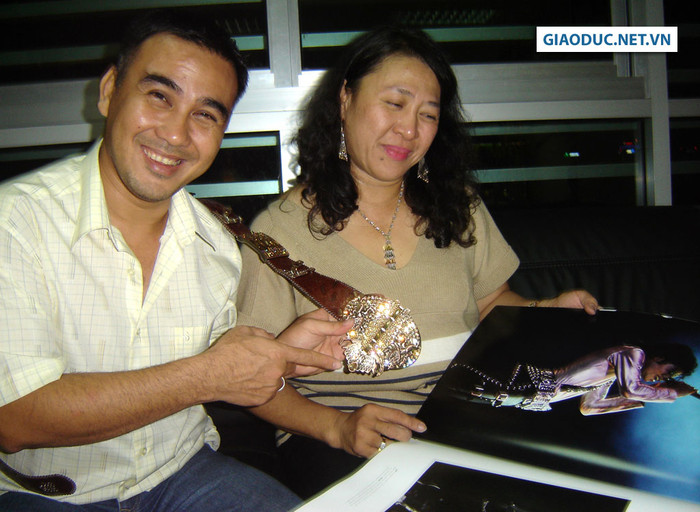 Đang xem xem bộ sách ảnh nhưng có lẽ Quyền Linh vẫn hứng thú về chiếc thắt lưng hơn. Bà Phan Thị Phương Thảo đã từng có 4 ngày ở thăm dinh thự của Michael Jackson tại Mỹ, theo lời mời của ông Joseph Jackson.