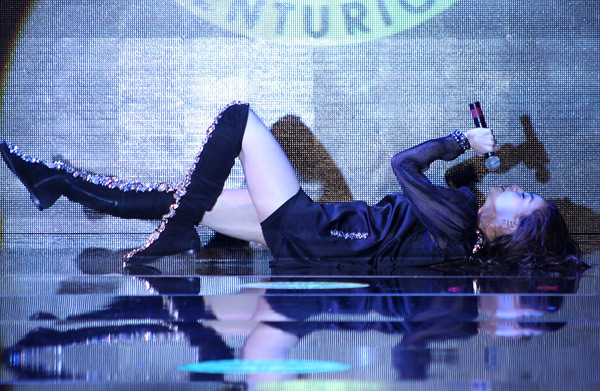 'Gái một con' diễn sung đến mức nằm dài cả ra sàn sân khấu. Khán giả vỗ tay không ngớt trước sự bốc lửa của người đẹp.