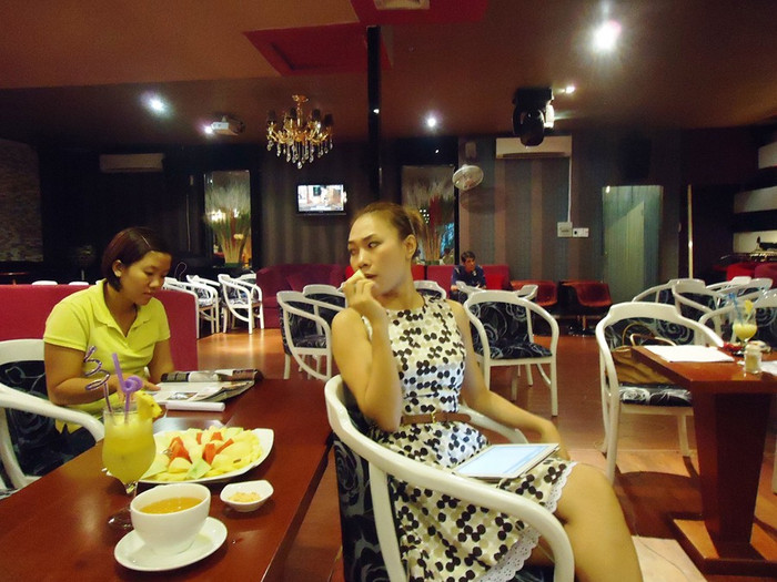 Tranh thủ thời gian, quay sang trao đổi cùng người trợ lý đã gắn liền với cô hơn 4 năm. Tranh thủ thời gian, quay sang trao đổi cùng người trợ lý đã gắn liền với cô hơn 4 năm.