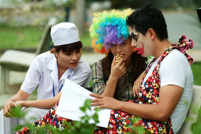 Tình yêu đã đưa đẩy Lê bước chân vào nghệ thuật, tham gia đoàn phim cùng Hoàng. Đam mê nghệ thuật nảy nở trong cô từ đó. Lê khao khát được trở thành một diễn viên nổi tiếng. Tình yêu đã đưa đẩy Lê bước chân vào nghệ thuật, tham gia đoàn phim cùng Hoàng. Đam mê nghệ thuật nảy nở trong cô từ đó. Lê khao khát được trở thành một diễn viên nổi tiếng.