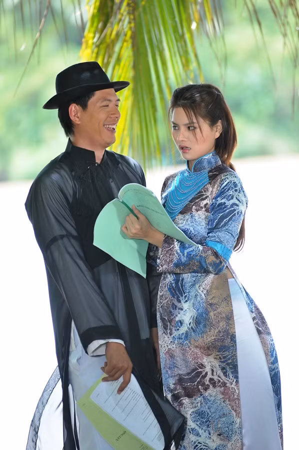 Muốn được tự do thời trai trẻ, Phong đã đề nghị Hoàng “thế vai” mình trong công việc lẫn cuộc sống. Cần tiền trang trải cuộc sống, Hoàng đã chấp nhận lời đề nghị.