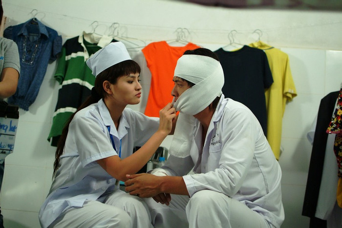 Khi Phong đã trở thành một diễn viên nổi tiếng, sự thật “đổi vai” giữa Hoàng và Phong đã bị phát hiện và có nguy cơ thành scandal trên báo chí. Lê đã ở bên cạnh động viên, an ủi, giúp Phong vượt qua khó khăn. Khi Phong đã trở thành một diễn viên nổi tiếng, sự thật “đổi vai” giữa Hoàng và Phong đã bị phát hiện và có nguy cơ thành scandal trên báo chí. Lê đã ở bên cạnh động viên, an ủi, giúp Phong vượt qua khó khăn.